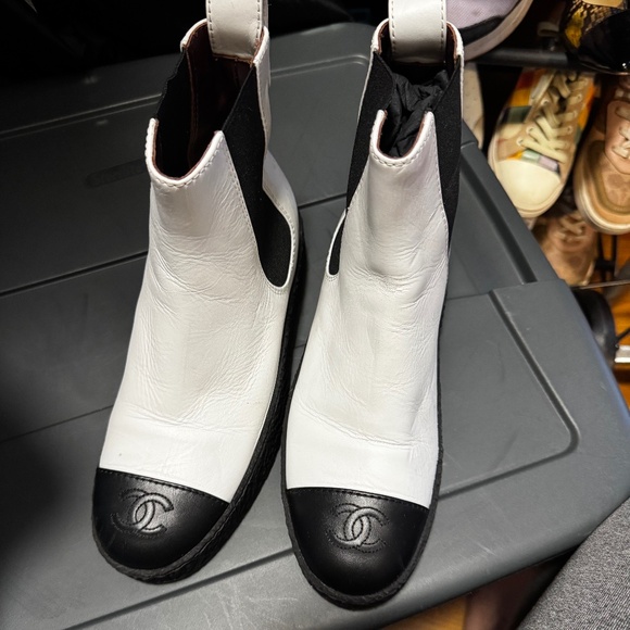 Chanel Interlocking CC Logo Chelsea Boots 2021 - Picture 1 of 5